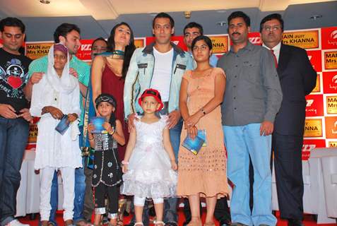 Salman Khan and Kareena Kapoor at the Main Aur Mrs Khanna VIP Make a Wish foundation event [Photo: IANS]