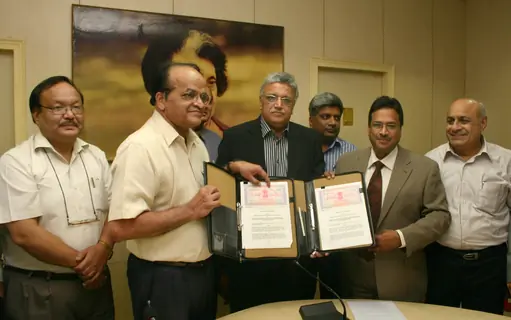 IGNOU vice chancellor Prof V N Rajasekharan and AEPC chairman Rakesh Vaid at the signing of the MOU on Monday New Delhi 12 oct 2009