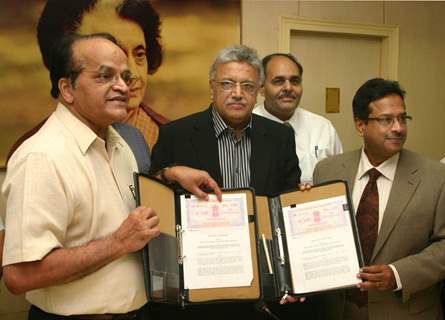 IGNOU vice chancellor Prof V N Rajasekharan and AEPC chairman Rakesh Vaid at the signing of the MOU on Monday New Delhi 12 oct 2009