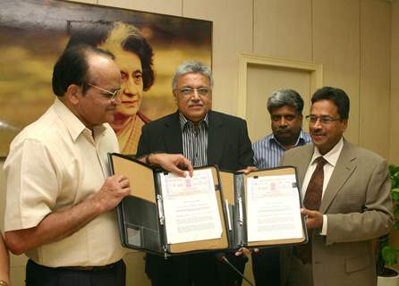 IGNOU vice chancellor Prof V N Rajasekharan and AEPC chairman Rakesh Vaid at the signing of the MOU on Monday New Delhi 12 oct 2009