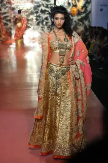 Model walk on the ramp for Pallavi Jaikishan at HDIL India Couture Week on Day 2