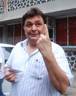 Rishi Kapoor pose after casting his votes today for Maharashtra Elections