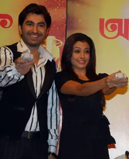 Tollywood actors Jeet and Koel unveiling of the new Trophy of Anandalok Purashkar 2009 at a function in Kolkata on 15th oct 09
