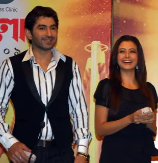 Tollywood actors Jeet and Koel unveiling of the new Trophy of Anandalok Purashkar 2009 at a function in Kolkata on 15th oct 09