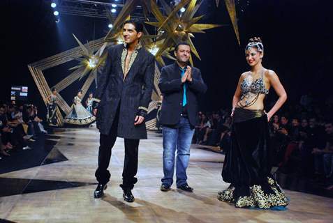 Zayed Khan,Designer Manav and Shruti Hassan walk for Manav Gangwani at HDIL, Grand Hyatt in Mumbai on Thursday,15 October 2009