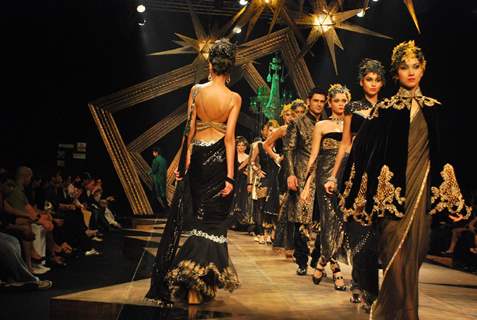 Model Shruti Hassan walk for Manav Gangwani at HDIL, Grand Hyatt in Mumbai on Thursday,15 October 2009