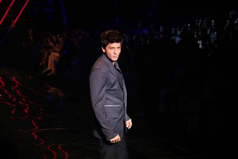 Shah Rukh Khan walk on the ramp for the Karan Johar show