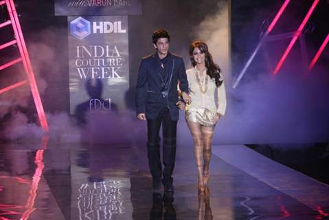 Shah Rukh Khan and Gauri Khan walks on the ramp for the Karan Johar show