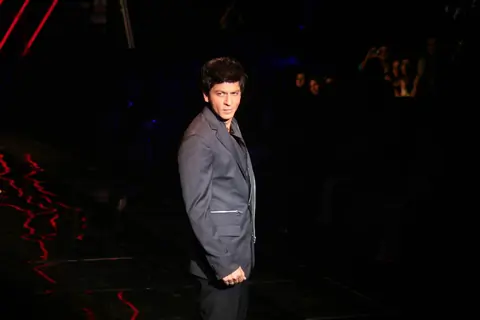Shah Rukh Khan walk on the ramp for the Karan Johar show