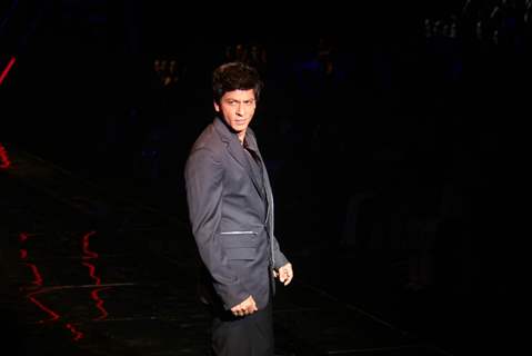 Shah Rukh Khan walk on the ramp for the Karan Johar show