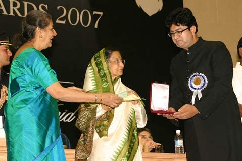 President Pratibha Devi Singh Patil presenting '''' 55th National film award to Parsoon Joshi at Vigyan Bhawan, in New Delhi on Wednesday, also in photo I and B minister Ambika Soni