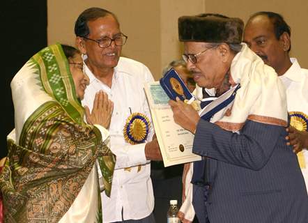 President Pratibha Devi Singh Patil presenting ''''Dadasaheb Phalke award 2007'''' to Manna Dey at Vigyan Bhawan, in New Delhi on Wednesday