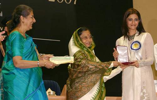 President Pratibha Devi Singh Patil presenting '''' 55th National film award to Sonam Kapoor on behalf of her father Anil Kapoor at Vigyan Bhawan, in New Delhi on Wednesday, also in photo I and B minister Ambika Soni