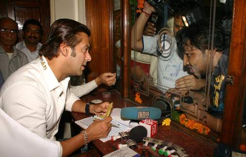 Bollywood Star Salman Khan selling tickets for his upcoming film &quot;London Dreams&quot; at Delite Theatre in New Delhi on Monday 26 Oct 2009