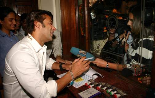 Bollywood Star Salman Khan selling tickets for his upcoming film &quot;London Dreams&quot; at Delite Theatre in New Delhi on Monday 26 Oct 2009