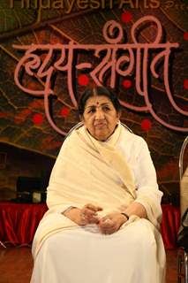 Lata Mangeshkar at 72nd birthday of Hridaymanth Mangeshkar at Ravindra Natya Mandir