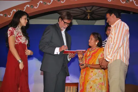 Amitabh Bachchan, Ritesh Deshmukh & Jacqeline Fernandes met the Aladin-Godrej Contest winners at a gala event held in Mumbai
