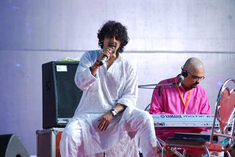 Sonu Nigam on Sathya Sai Baba show at NSE