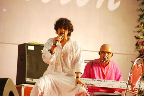 Sonu Nigam on Sathya Sai Baba show at NSE