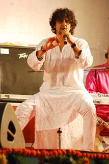 Sonu Nigam on Sathya Sai Baba show at NSE