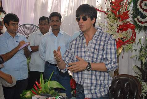 Shahrukh Khan''s bday press meet at mannat