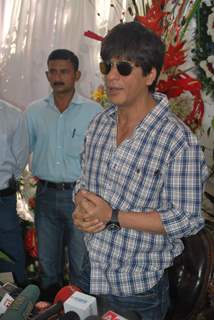 Shahrukh Khan''s bday press meet at mannat