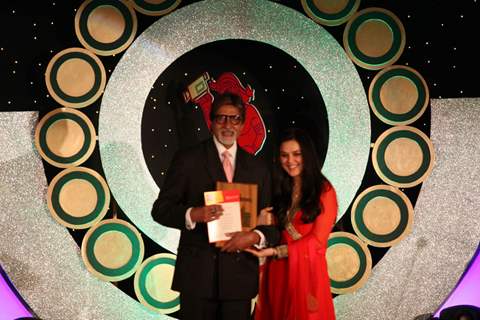 Bollywood actors Amitabh Bachchan and Preity Zinta on the red carpet at MAMI awards closing night ceremony