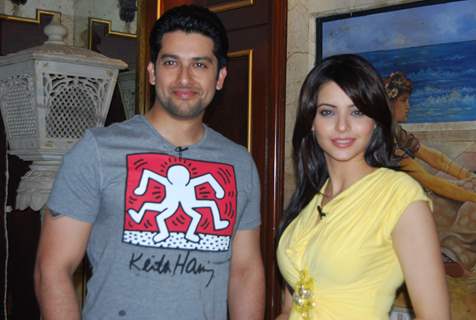 TV actress Aamna Sharif and Aftab Shivdasani posing for the shutterbugs on the sets of the &quot;Aao Wish Karein&quot;