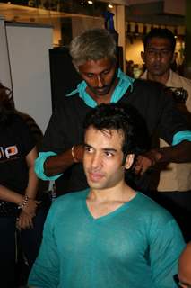 Bollywood actor Tusshar Kapoor at Cut-a-thon session in Oberoi Mall, Mumbai