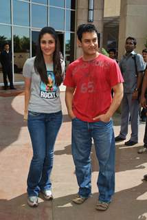 Kareena Kapoor and Aamir Khan at 3 Idiots Press Meet with New Song Introduction at Inter Continnental