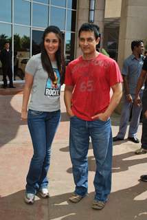 Kareena Kapoor and Aamir Khan at 3 Idiots Press Meet with New Song Introduction at Inter Continnental