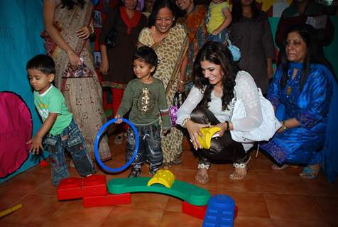 Raveena Tandon launches kids book &quot;How To Teach So Kids Can Learn&quot; by Podar Institute