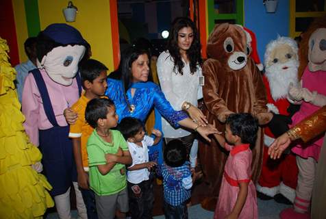 Raveena Tandon launches kids book &quot;How To Teach So Kids Can Learn&quot; by Podar Institute