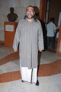 AD man Prahlad Kakkar at Charcoal Paintings exhibition by Ajay De in Mumbai on Monday, 16 November 2009