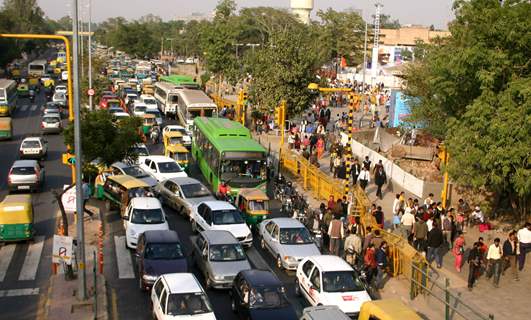 Traffic Jam at Mathura Road during India International Trade Fair at Pragati Maidan in New Delhi on Thursday 26 Nov 2009