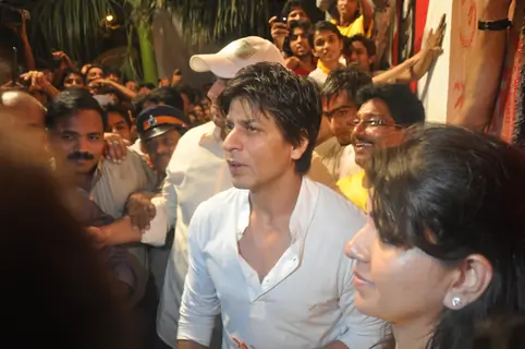 Shakrukh khan joins Shaina N C & I Love Mumbai to pay an artistic tribute to the 26/11 Martyrs & victims A prominent wall opposite Marine Lines Station measuring 15 km has been dedicatedto the Martys & victims