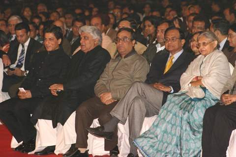 Delhi CM Sheila Dikshit, Bollywood Actor Shahrukh Khan, Javed Akhtar and Union Ministers P Chidambaram and Ajay Maken at a programme &quot;Nantion''s Solidarity Against Terror&quot; (An Event at the India Gate to send strong message against