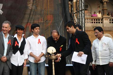 Founder of Heroes Project Parmeshwar Godrej, bollywood actor-director Farhan Akhtar, Minister of State for Health and Family Welfare Dinesh Trivedi, Chief Minister Ashok Chavan, Karan Johar and Minister of State for Maharashtra Suresh Shetty