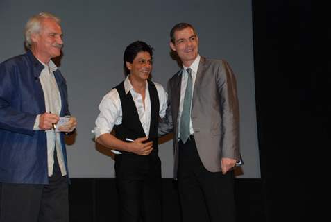 Bollywood actor Shahrukh Khan during the inauguration of photo exhibition ''Earth From Above'' in Mumbai on Tuesday, 01 December 2009