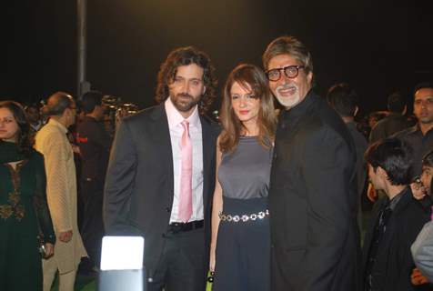 Bollywood actors Hrithik Roshan with wife Suzanne and Amitabh Bachchan at the premiere of film &quot;Paa&quot;