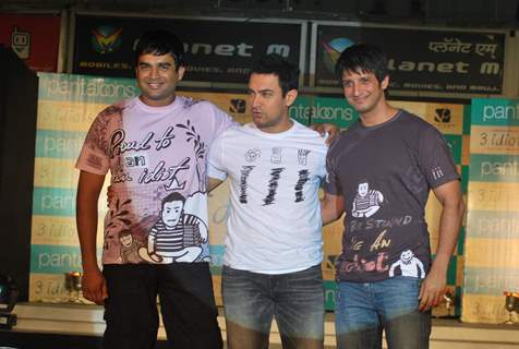 Madhavan, Aamir Khan and Sharman Joshi at Pantaloons 3 Idiots Fashion Show at Phoneix Mill (IANS: Photo)