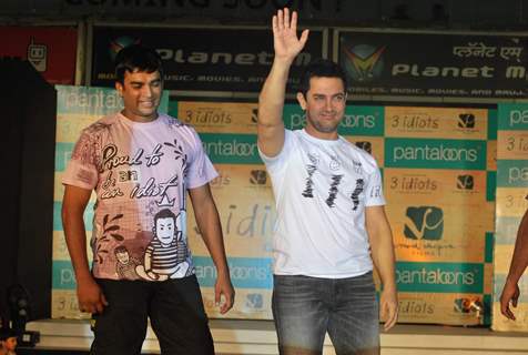 Madhavan and Aamir Khan at Pantaloons 3 Idiots Fashion Show at Phoneix Mill (IANS: Photo)