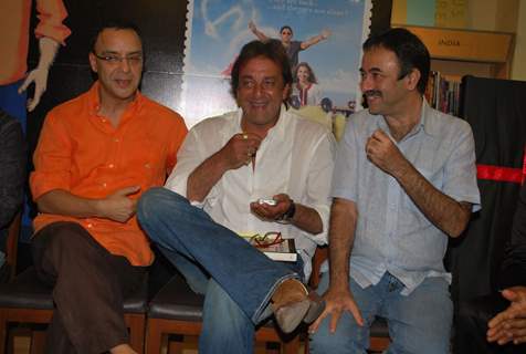 Sanjay Dutt and Vidhu Vinod Chopra unveil Lage Raho Munnabhai Book