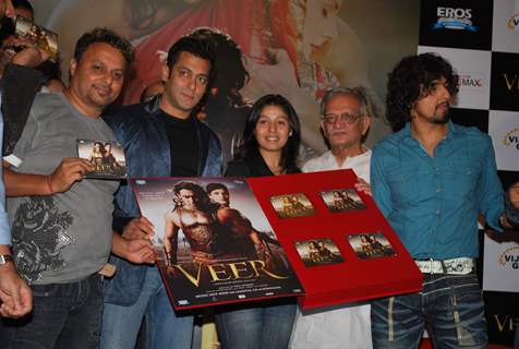 Bollywood actor Salman Khan, Sunidhi Chauhan, Gulzar and Sonu Nigam at music release of Film &quot;Veer&quot;