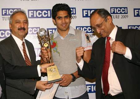 FICCI Sec Gen Dr Amit Mitra and Atul Singh presenting sports awards to Vijender Singh in New Delhi on Wednesday 16 Dec 2009