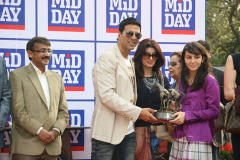 Akshay Kumar and Twinkle Khanna with the winner at Mid-Day race in Mahalxmi Race Course