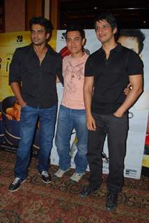 Bollywood actors Madhwan, Aamir Khan and Sharman Joshi at the press meet of &quot;3 Idiots&quot; at Taj Land''s End