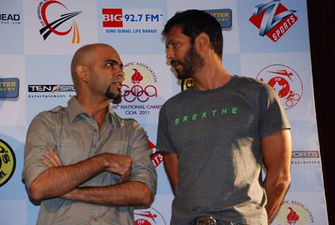 Raghu and Milind Soman at Announcement of India International Triathlon 2010