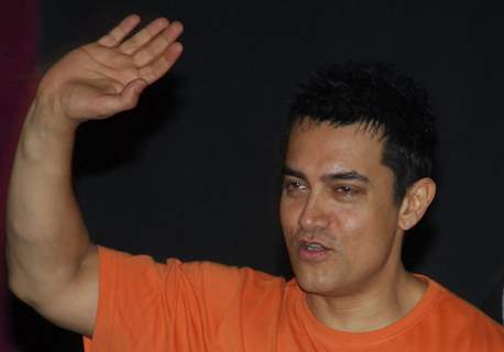 Aamir Khan with his&quot; 3 Idiots&quot; team in Kolkata on 31st night