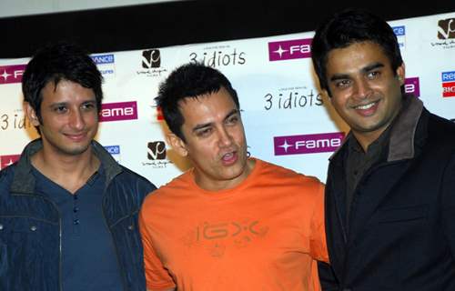 Aamir Khan with his&quot; 3 Idiots&quot; team in Kolkata on 31st night